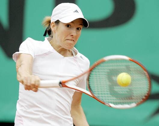 Justine Henin Hardenne (Belgien) - Rückhand Tennis Damen French Open 2006, WTA Tour, Grand Slam, Einzelbild Roland Garros Paris Dynamik, Anstrengung,