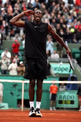 Mission erfüllt - Gael Monfils (Frankreich) jubelt mit militärischem Gruß -  (pan14385) Tennis Herren French Open 2006, Grand Slam, ATP Tour, Sand, Sandplatz, Sandplatztennis, Sandplatzturnier Einzelbild Roland Garros Paris Freude, Begeisterung,  