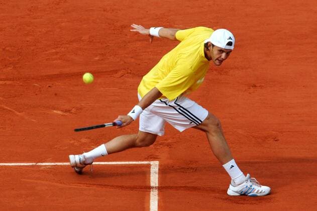 Paul Henri Mathieu (Frankreich) - Rückhand -  (pan14390) Tennis Herren French Open 2006, Grand Slam, ATP Tour, Sand, Sandplatz, Sandplatztennis, Sandplatzturnier Einzelbild Roland Garros Paris Dynamik,  