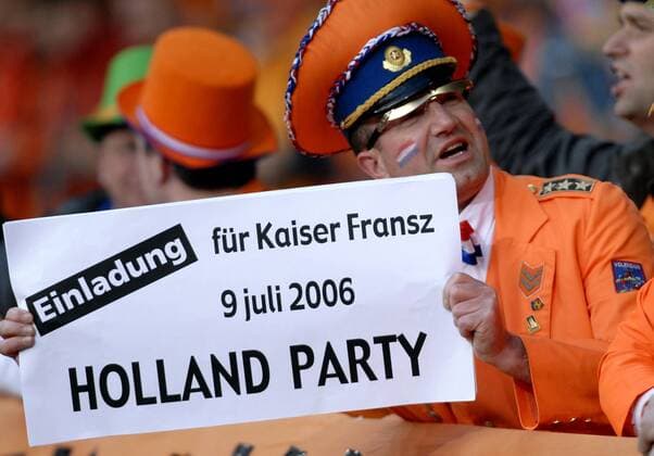 Zuversichtlicher Holländischer Fan überbringt eine Einladung - für Kaiser Franz 9. Juli 2006 Holland Party, dem Tag des Finales Fußball Länderspiel Herren Nationalmannschaft 2006, Testspiel, Test, Niederlande, Gesichtsbemalung, Bemalung, bemalt, Einzelbild Nationalfarben, Landesfahnen Nationalteam Eindhoven