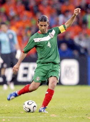 Rafael Marquez (Mexiko) zieht ab Fußball Länderspiel Herren Nationalmannschaft 2006, Testspiel, Test, Nationalmannschaft, Nationalteam, Nationaltrikot, Einzelbild Eindhoven Dynamik,