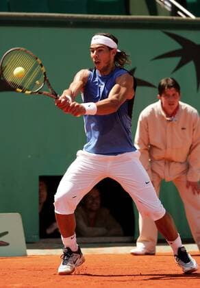 Rafael Nadal (Spanien) - Rückhand Tennis Herren French Open 2006, Grand Slam, ATP Tour, Einzelbild Roland Garros Paris Dynamik,