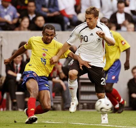 John Eduis Viafara (Kolumbien, li.) gegen Lukas Podolski (Deutschland) Fußball Länderspiel Herren Freundschaftsspiel 2006, Test, Testspiel, Nationalmannschaft, Nationalteam, Nationaltrikot Gruppe Mönchengladbach Dynamik,