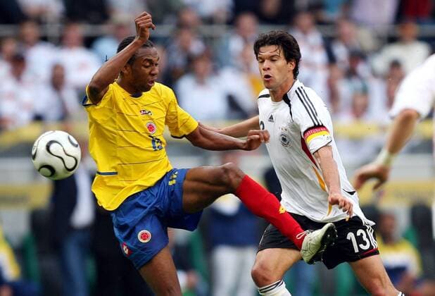 Michael Ballack (Deutschland, re.) gegen John Viafara (Kolumbien) Fußball Länderspiel Herren Freundschaftsspiel 2006, Test, Testspiel, Nationalmannschaft, Nationalteam, Nationaltrikot Gruppe Mönchengladbach Dynamik,