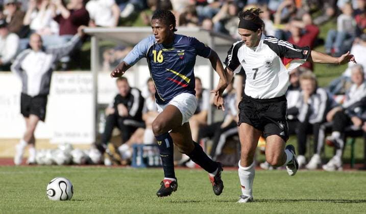 Luis Antonio Valencia (Ecuador, li.) gegen Mario Schwarz (Deutschland Studenten Nationalteam) Fußball Länderspiel Herren Freundschaftsspiel 2006, Test, Testspiel, Nationalmannschaft, Nationalteam, Nationaltrikot Gruppe Studentenauswahl, Bad Kissingen Dynamik,