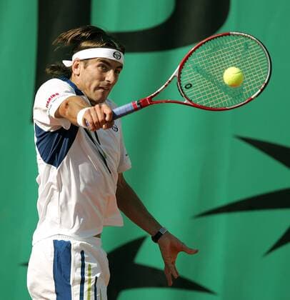Tommy Robredo (Spanien) - Rückhand Tennis Herren French Open 2006, ATP Tour, Grand Slam Einzelbild Roland Garros Paris Dynamik,