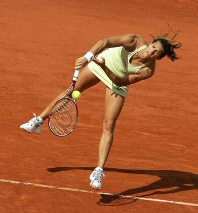 Amelie Mauresmo (Frankreich) - Aufschlag Tennis Damen French Open 2006, WTA Tour, Grand Slam, Einzelbild Roland Garros Paris Dynamik,