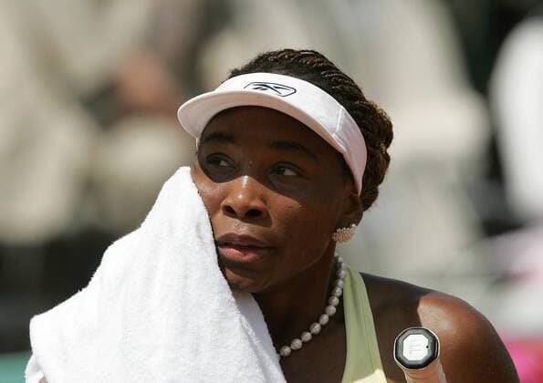 Venus Williams (USA) trocknet sich Tennis Damen French Open 2006, WTA Tour, Grand Slam Porträt Roland Garros Paris Anstrengung,
