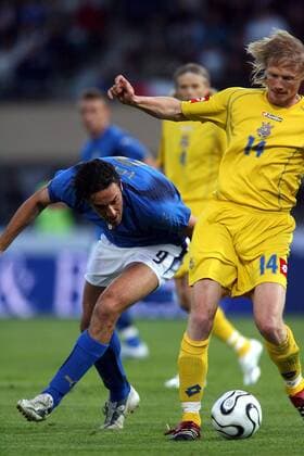 Andriy Husin (Ukraine, re.) gegen Luca Toni (Italien) -  Fußball Länderspiel Herren Freundschaftsspiel 2006, Test, Testspiel, Nationalmannschaft, Nationalteam, Nationaltrikot Gruppe Lausanne Dynamik,