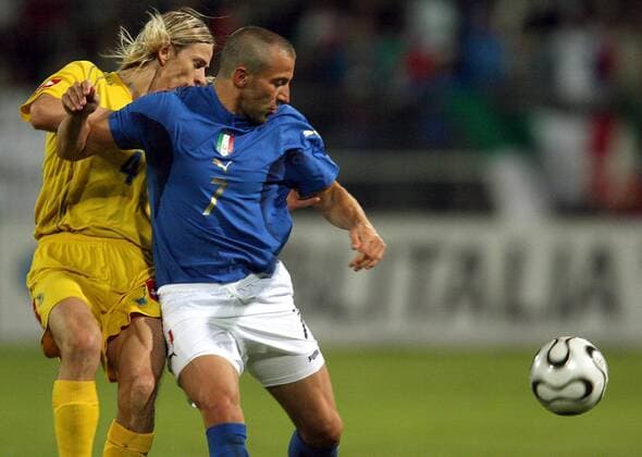Alessandro del Piero (Italien, re.) gegen Anatoliy Tymoschuk (Ukraine) -  Fußball Länderspiel Herren Freundschaftsspiel 2006, Test, Testspiel, Nationalmannschaft, Nationalteam, Nationaltrikot Gruppe Lausanne Dynamik,