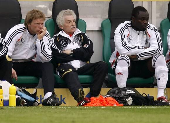 Nachdenkliche Gesichter auf der Ersatzbank, v.li.: Ersatztorwart Oliver Kahn, Physiotherapeut Adolf Katzenmeier und Gerald Asamoah (alle Deutschland) Fußball Länderspiel Herren Freundschaftsspiel 2006, Test, Testspiel, Nationalmannschaft, Nationalteam, Nationaltrikot Gruppe Mönchengladbach Nachdenklichkeit,
