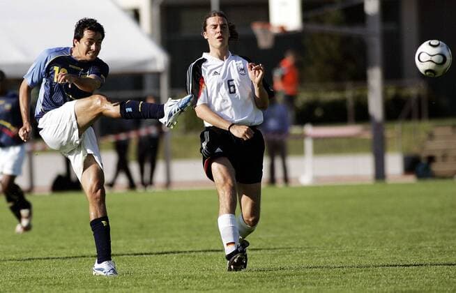 Ivan Kaviedes (Ecuador, li.) zieht ab, daneben: Torge Hollmann (Deutschland Studenten Nationalteam) Fußball Herren Freundschaftsspiel 2006, Test, Testspiel, Nationalmannschaft, Nationalteam, Nationaltrikot Gruppe Bad Kissingen Dynamik,