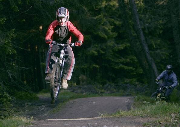 Mountainbiker zeigt in Willingen einen tollkühnen Sprung Mountainbike Herren Bike Festival 2006, Mountainbiking, Mountainbiken, MTB, Einzelbild Willingen Dynamik, Höhe,