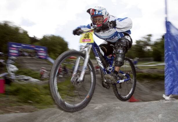 Mountainbiker setzt zum Sprung an Mountainbike Herren World Cup 2006, Mountainbiking, Mountainbiken, MTB, Weltcup, Welt, Worldcup, WC Einzelbild Willingen Dynamik,