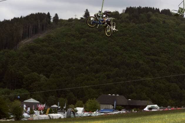 Mountainbiker lässt sich samt seinem Rad mit dem Sessellift den Berg hinauffahren Mountainbike Herren World Cup 2006, Mountainbiking, Mountainbiken, MTB, Weltcup, Welt, Worldcup, WC Totale Willingen