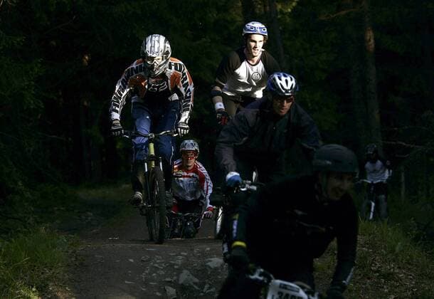Mountainbiker fahren durch die dunklen Wälder von Willingen Mountainbike Herren Bike Festival 2006, Mountainbiking, Mountainbiken, MTB, Gruppe Willingen Dynamik,