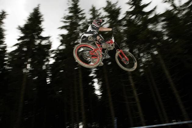 Mountainbiker zeigt einen tollkühnen Sprung Mountainbike Herren World Cup 2006, Mountainbiking, Mountainbiken, MTB, Weltcup, Welt, Worldcup, WC Einzelbild Willingen Dynamik, Höhe,