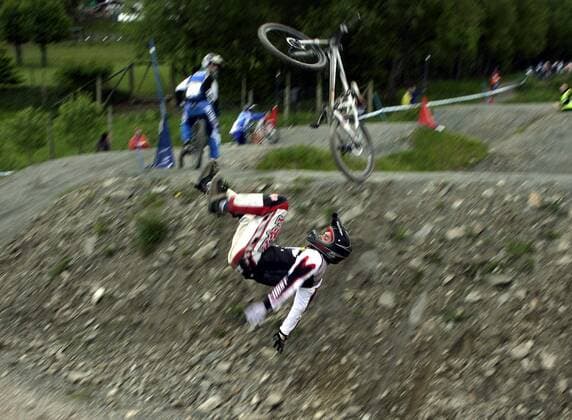 Mountainbiker stürzt rücklings einen Hang hinunter Mountainbike Herren World Cup 2006, Mountainbiking, Mountainbiken, MTB, Weltcup, Welt, Worldcup, WC Einzelbild Willingen Dynamik,