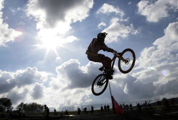 Silhouette eines Mountainbikers beim Sprung Mountainbike Herren World Cup 2006, Mountainbiking, Mountainbiken, MTB, Weltcup, Welt, Worldcup, WC Einzelbild Willingen Dynamik, Höhe,