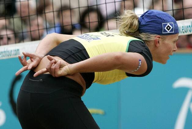 Stephanie Pohl (Deutschland) zeigt hinter ihrem Rücken die Aufschlagvariante an Beachvolleyball Damen German Masters 2006, Nestea European Championship Tour, Beach Einzelbild Hamburg