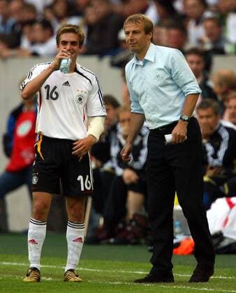 Bundestrainer Jürgen Klinsmann (re.) und Philipp Lahm (beide Deutschland) scherzen am Spielfeldrand Fußball Länderspiel Herren Freundschaftsspiel 2006, Test, Testspiel, Nationalmannschaft, Nationalteam, Nationaltrikot, Vdig Gruppe Mönchengladbach Harmonie,
