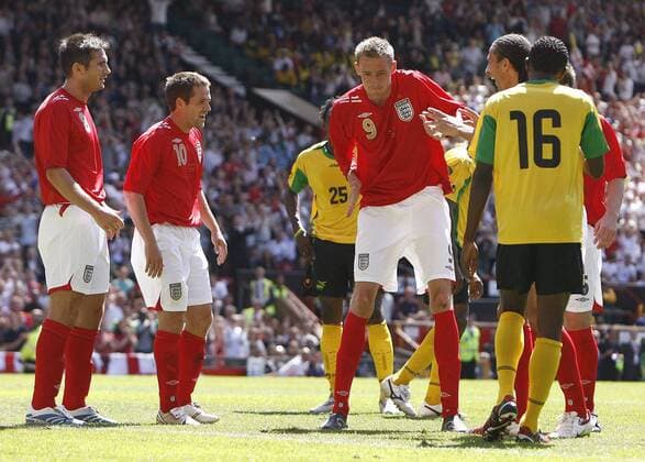 Torschütze Peter Crouch (Mitte) führt seinen Freudentanz auf, Frank Lampard (li.) und Michael Owen (alle England, 2.v.li.) staunen ehrfürchtig - EDITORIAL USE ONLY. No use with unauthorised audio, video, data, fixture lists, club league logos or live services. Online in-match use limited to 120 images, no video emulation. No use in betting, games or single club league player publications. Fußball Länderspiel Herren Freundschaftsspiel 2006, Testspiel, Test, England - Jamaika 6:0 Gruppe Manchester Freude,