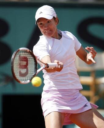 Justine Henin Hardenne (Belgien) - Vorhand Tennis Damen French Open 2006, Grand Slam, WTA Tour, Sand, Sandplatz, Sandplatztennis, Sandplatzturnier Einzelbild Paris Roland Garros Dynamik