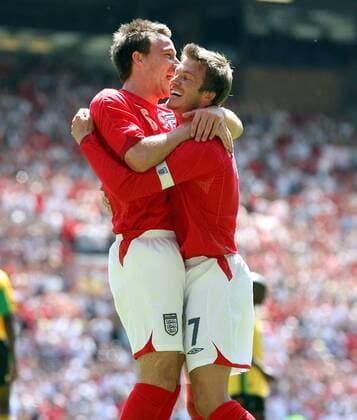 John Terry (li.) und David Beckham (beide England) - Torjubel -  Fußball Länderspiel Herren Freundschaftsspiel 2006, Test, Testspiel, Nationalmannschaft, Nationalteam, Nationaltrikot Gruppe Manchester Harmonie, Freude, Kameradschaft,