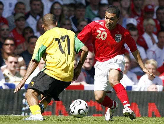 Aaron Lennon (England, re.) gegen Jermaine Hue (Jamaika) - EDITORIAL USE ONLY. No use with unauthorised audio, video, data, fixture lists, club league logos or live services. Online in-match use limited to 120 images, no video emulation. No use in betting, games or single club league player publications. Fußball Länderspiel Herren Freundschaftsspiel 2006, Testspiel, Test, Nationalmannschaft, Nationalteam, Nationaltrikot Gruppe Manchester Dynamik,