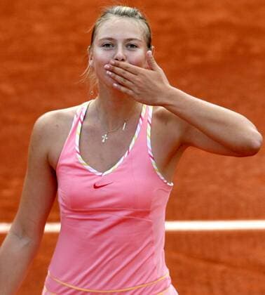 Maria Sharapova (Rußland) bedankt sich mit Kusshand bei den Anhängern -  Tennis Damen French Open 2006, Grand Slam, WTA Tour, Sand, Sandplatz, Sandplatztennis, Sandplatzturnier Einzelbild Paris Roland Garros Freude