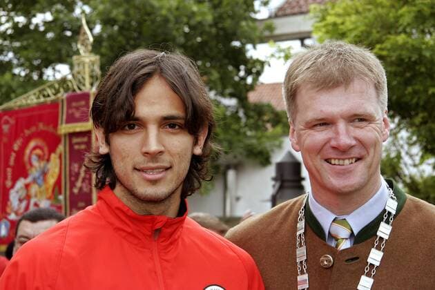 Roque Santa Cruz (Paraguay, li.) wird von Stefan Schelle (CSU), Bürgermeister von Oberhaching, empfangen Fußball WM Herren Vorschau 2006, Nationalmannschaft, Nationalteam, Empfang, Ankunft, Vdig Gruppe Oberhaching