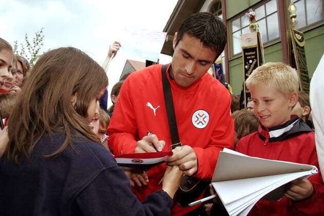 Torwart Justo Villar (Paraguay) gibt jungen Fans Autogramme Fußball WM Herren Vorschau 2006, Nationalmannschaft, Nationalteam, Empfang, Ankunft, Vdig Gruppe Oberhaching