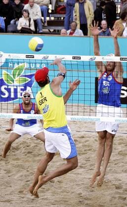 Markus Dieckmann (vorn) - Schmetterschlag gegen seinen Bruder Christoph Dieckmann (re.) und Julius Brink (alle Deutschland) Beachvolleyball Herren German Masters 2006, Nestea European Championship, Beach Gruppe Hamburg Dynamik,