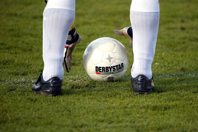 Torwart legt sich den Derbystar Brillant APS Ball zurecht Fußball Herren FIFI Wild Cup 2006 Einzelbild Hamburg