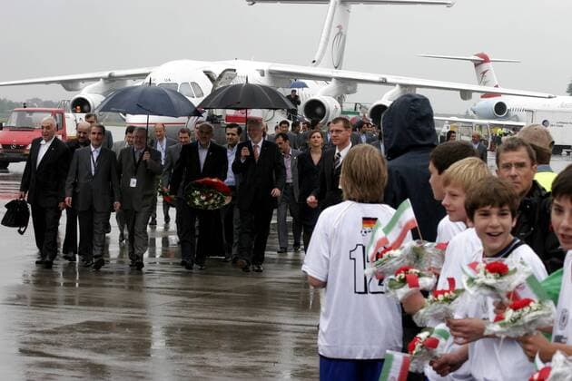 Die iranische Delegation hat Friedrichshafen erreicht und wird auf dem Rollfeld in Empfang genommen Fußball WM Herren Vorschau 2006, Nationalmannschaft, Nationalteam, Ankunft, Empfang Totale Friedrichshafen