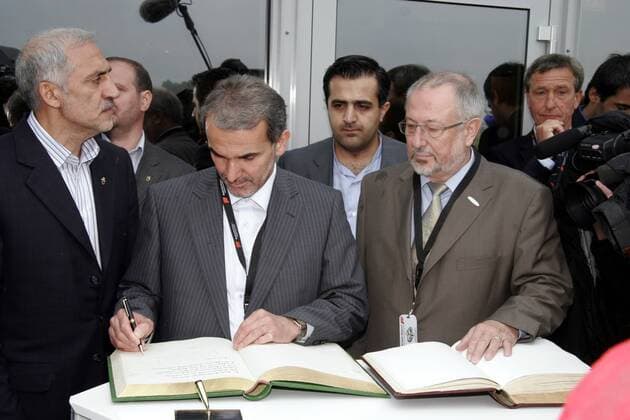 Botschafter Mohammed Mehdi Achundsadeh (Mitte) trägt sich in das Goldene Buch der Stadt Friedrichshafen ein, daneben IRIFF Präsident Mohammad Hossein Dadkan (beide Iran, li.) und Oberbürgermeister Josef Büchelmeier (Deutschland SPD) Fußball WM Herren Vorschau 2006, Nationalmannschaft, Nationalteam, Ankunft, Empfang, Bürgermeister, OB Gruppe Lokalpolitik, Lokalpolitiker, Kommunalpolitiker, Friedrichshafen
