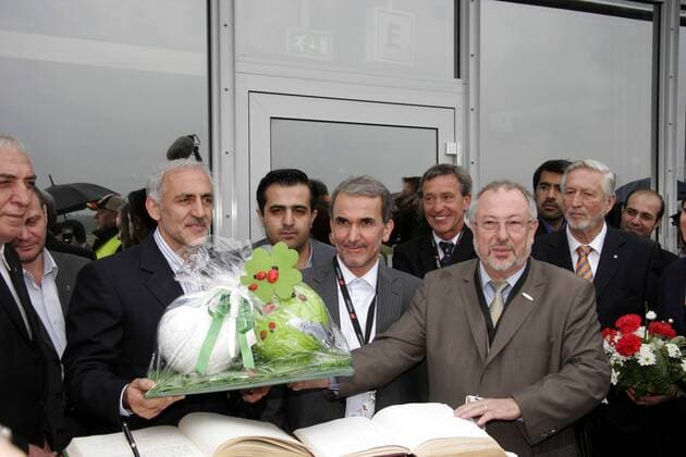 Friedrichshafens Oberbürgermeister Josef Büchelmeier (Deutschland SPD, re.) begrüßt IRIFF Präsident Mohammad Hossein Dadkan (li.), dazwischen Botschafter Mohammed Mehdi Achundsadeh (beide Iran) Fußball WM Herren Vorschau 2006, Nationalmannschaft, Nationalteam, Ankunft, Empfang, Bürgermeister, OB Gruppe Lokalpolitik, Lokalpolitiker, Kommunalpolitiker, Friedrichshafen
