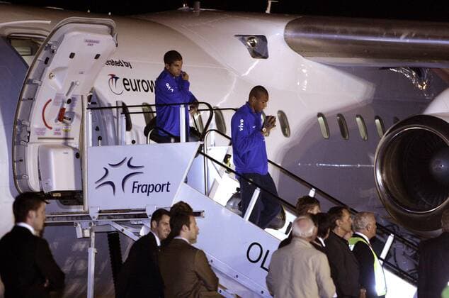 Ankunft der brasilianischen Nationalmannschaft am Flughafen Frankfurt Main.: Ricardinho (li.) und Torwart Dida Fußball WM Herren Vorschau 2006, Nationalmannschaft, Nationalteam, Ankunft, Empfang Totale Frankfurt M.