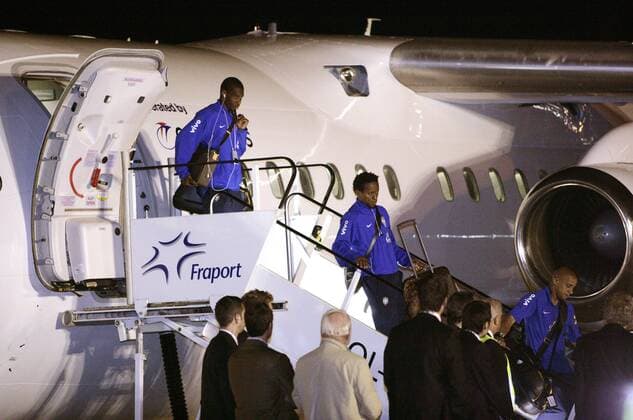 Ankunft der brasilianischen Nationalmannschaft am Flughafen Frankfurt Main.: Juan (li.), Ze Roberto (Mitte) und Roberto Carlos kommen die Gangway hinunter Fußball WM Herren Vorschau 2006, Nationalmannschaft, Nationalteam, Ankunft, Empfang Totale Frankfurt M.