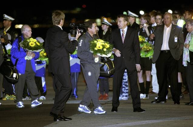 Ankunft der brasilianischen Nationalmannschaft am Flughafen Frankfurt Main.: Nationaltrainer Carlos Alberto Parreira (Brasilien, Mitte) wird von OK Vizepräsident Wolfgang Niersbach (Deutschland, re.) empfangen Fußball WM Herren Vorschau 2006, Nationalmannschaft, Nationalteam, Ankunft, Empfang Gruppe Frankfurt M.