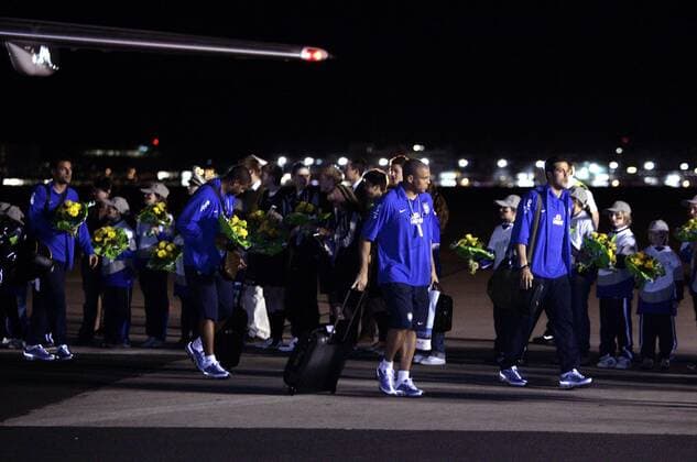 Ankunft der brasilianischen Nationalmannschaft am Flughafen Frankfurt Main.: Torwart Julio Cesar (re.) und Ronaldo laufen über das Rollfeld Fußball WM Herren Vorschau 2006, Nationalmannschaft, Nationalteam, Ankunft, Empfang Totale Frankfurt M.