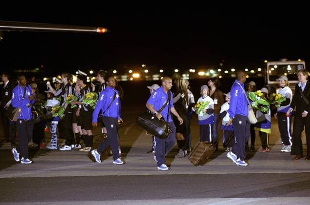 Ankunft der brasilianischen Nationalmannschaft am Flughafen Frankfurt Main.: Juan (li.), Ze Roberto (2.v.li.) und Roberto Carlos laufen über das Rollfeld Fußball WM Herren Vorschau 2006, Nationalmannschaft, Nationalteam, Ankunft, Empfang Totale Frankfurt M.