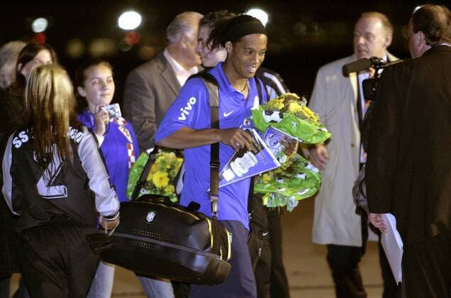 Ankunft der brasilianischen Nationalmannschaft am Flughafen Frankfurt Main.: Ronaldinho wird mit einem Blumenstrauß und einem Wimpel der SSG Langen empfangen Fußball WM Herren Vorschau 2006, Nationalmannschaft, Nationalteam, Ankunft, Empfang Einzelbild Frankfurt M.