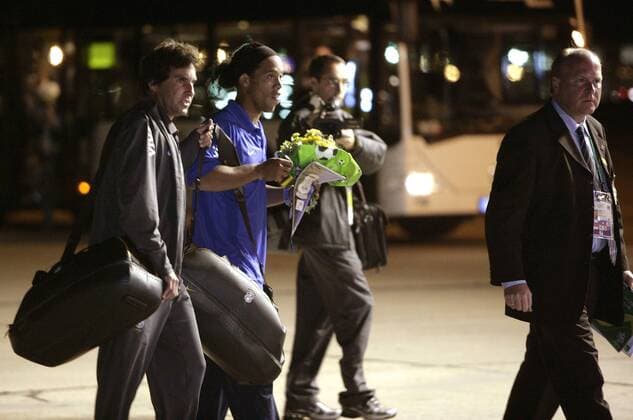 Ankunft der brasilianischen Nationalmannschaft mit Ronaldinho (2.v.li.) am Flughafen Frankfurt Main Fußball WM Herren Vorschau 2006, Nationalmannschaft, Nationalteam, Ankunft, Empfang Gruppe Frankfurt M.