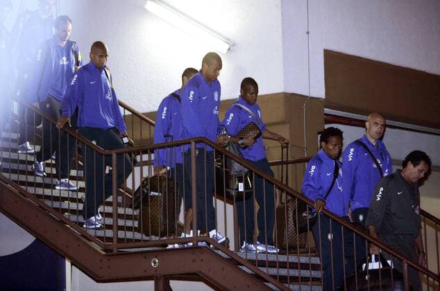 Ankunft der brasilianischen Nationalmannschaft am Flughafen Frankfurt Main, v.li.: Luisao, Torwart Dida, Robinho, Ze Roberto und Cris Fußball WM Herren Vorschau 2006, Nationalmannschaft, Nationalteam, Ankunft, Empfang Gruppe Frankfurt M.