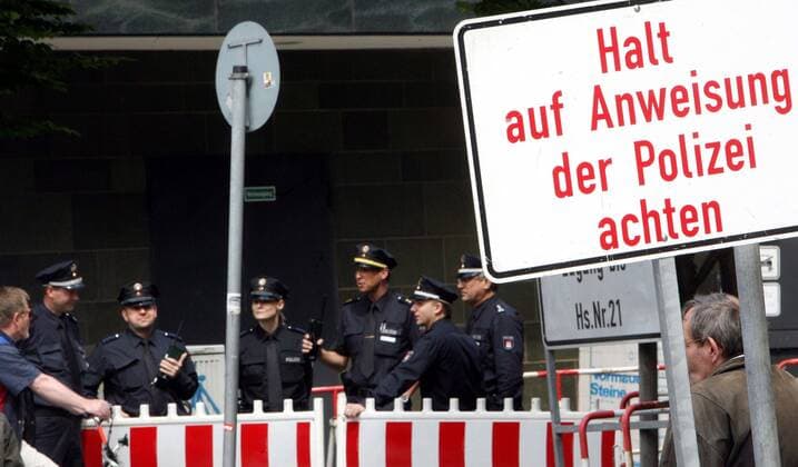 Halt, auf die Anweisung der Polizei achten - Für die Ankunft der US amerikanischen Nationalmannschaft hat die Polizei den Bereich um das Hotel Park Hyatt weiträumig abgesperrt Fußball WM Herren Vorschau 2006, Nationalteam, Empfang, Mannschaftshotel, Mannschaftsunterkunft, Unterkunft Totale Polizeischutz, Schutz Hamburg