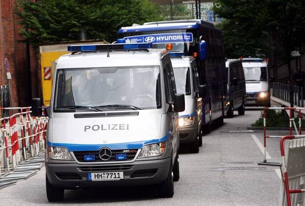 Die Polizei geleitet den Mannschaftsbus der US amerikanischen Nationalmannschaft bei deren Ankunft durch die Innenstadt von Hamburg Fußball WM Herren Vorschau 2006, Nationalteam, Empfang, Nationalmannschaft, Straße, Stadt, City, Stadtbild Spielerbus, Spielerbusse, Hamburg, Fahrzeug, Fahrzeuge