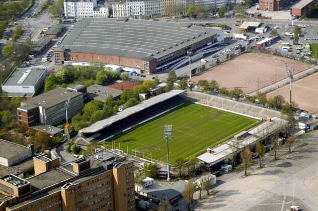 Fußball, Stadiongeschichte FC St. Pauli Luftaufnahme vom Millerntorstadion, der Heimspielstätte des FC St. Pauli Fußball Herren Regionalliga Nord 2005 2006, 3. Liga, FC St. Pauli, Luftbild Totale Stadion am Millerntor Hamburg
