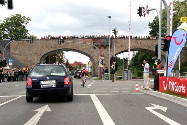 Ausreißer Lukas Persson (Schweden Sparkasse) bei der Ortseinfahrt nach Premnitz vor dem Kommissärwagen 2 - Begutachtet von den interessierten Zuschauern Radsport Herren 54. Tour de Berlin 2006, Straßenradsport, Straße, Rad, U23, U 23 Totale 5. Etappe: Berlin - Premnitz - Berlin