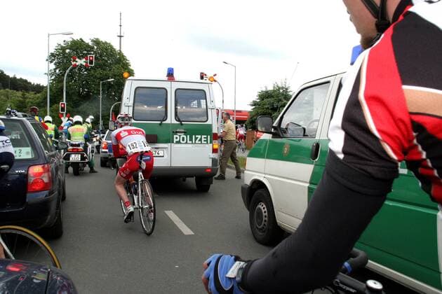 Das Fahrerfeld wartet mit der Polizei am Bahnübergang in Premnitz Radsport Herren 54. Tour de Berlin 2006, Straßenradsport, Straße, Rad, U23, U 23 Totale 5. Etappe: Berlin - Premnitz - Berlin